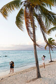 Touristen, fotografieren im Sonnenuntergang am Strand, Touristinnen, Frau, Frauen, Palme, einsame Küstenstraße von La Boca nach Playa Ancon, unterwegs gibt es viele schöne kleine Strände, Sandstrand, Einsamkeit, Naturverbundenheit, am Strand, türkisblaues