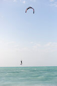 kite surfer at Cayo Coco beach, sandy dream beach, turquoise blue sea, snorkeling, swimming, Flamenco Beach Resort, hotel, family travel to Cuba, parental leave, holiday, time-out, adventure, Cayo Coco, Jardines del Rey, Provinz Ciego de Ávila, Cuba, Cari