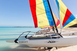 Tourists on Cayo Coco beach, catamaran on the shore, sailing, sandy dream beach, turquoise blue sea, boat, snorkeling, swimming, Memories Flamenco Beach Resort, hotel, family travel to Cuba, parental leave, holiday, time-out, adventure, Cayo Coco, Jardine