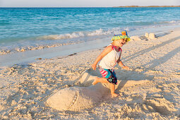 Little girl playing on Cayo Coco beach, sandcastle on a sandy dream beach, turquoise blue sea, Memories Flamenco Beach Resort, hotel, family travel to Cuba, parental leave, holiday, time-out, adventure, MR, Cayo Coco, Jardines del Rey, Provinz Ciego de Áv