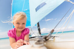 Mädchen spielt auf einem Segelboot, Touristen am schönsten Strand von Cayo Guillermo, Playa Pilar, einer der 10 schönsten Strände der Karibik, Boot, Pauschalurlaub, feiner Sand, Sandstrand, Strand, türkisblaues Meer, baden, Traumstrand, Familienreise nach