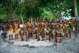 Eine Gruppe von Tänzern in Tracht versammelt sich in einem Kreis von Steinen, Nendo Island, Santa Cruz-Inseln, Salomonen, Südpazifik