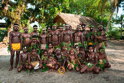 Eine Gruppe von Männern und Jungen in traditioneller Tracht und einige mit Panflöten versammeln sich vor einer Tanzvorführung, Langalange, Salomon-Inseln, Arabala, Langa Langa Lagune, Malaita, Salomonen, Südpazifik