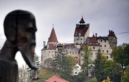 (Dracula-) Burg Bran mit Steinfigur, bei Brasov (Kronstadt), Siebenbürgen, Rumänien