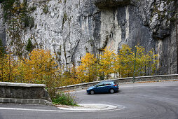 Hauptstrasse mit Auto in der Bicaz-Schlucht in den Karpaten bei Bicaz, Rumänien