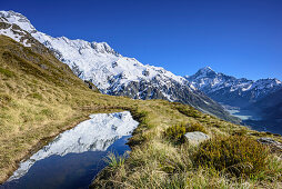Mountain lake with reflection, Mount Sefton, Mount Cook and Hooker Valley in background, Hooker Valley, Mount Cook National Park, UNESCO Welterbe Te Wahipounamu, Lake Pukaki, Canterbury, South island, New Zealand