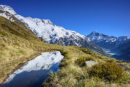 Bergsee mit Spiegelung, Mount Sefton, Mount Cook und Hooker Valley im Hintergrund, Hooker Valley, Mount Cook Nationalpark, UNESCO Welterbe Te Wahipounamu, Canterbury, Südinsel, Neuseeland