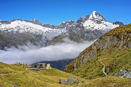 Harris Saddle with shelter huts, Routeburn Track, Great Walks, Fiordland National Park, UNESCO Welterbe Te Wahipounamu, Queenstown-Lake District, Otago, South island, New Zealand