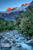 River Hollyford with Southern Alps in alpenglow, Fiordland National Park, UNESCO Welterbe Te Wahipounamu, Southland, South island, New Zealand