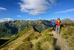 Mann und Frau wandern auf Kepler Track, Kepler Track, Great Walks, Fiordlands Nationalpark, UNESCO Welterbe Te Wahipounamu, Southland, Südinsel, Neuseeland