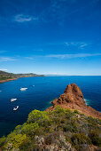 Bucht mit Ausflugsbooten, Massif de l'Esterel, Esterel-Gebirge, Département Var, Région Provence-Alpes-Côte d'Azur, Frankreich