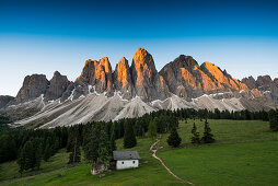 Sonnenaufgang, Glatschalm unterhalb der Geislerspitzen, Villnösstal, Sass Rigais, Dolomiten, Südtirol, Italien