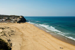 Weiter Sandstrand und Meer, Praia de Monte Clérigo, Atlantikküste, Algarve, Portugal