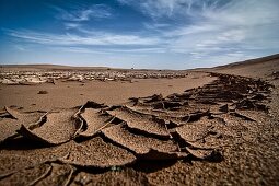 Aufgeworfene Schlammplatten im Erg Chegaga bei M´Hamid, nach einem seltenen Regen trocknet der Boden wieder aus, Sahara, Marokko