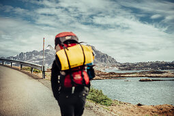 Mann läuft an der Küste Grönlands, Grönland, Arktis.