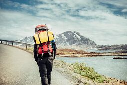 Mann läuft an der Küste Grönlands, Grönland, Arktis.