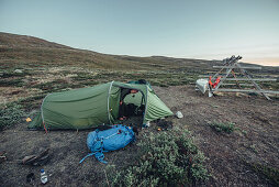 Wanderer in Zelt in Grönland, Grönland, Arktis.