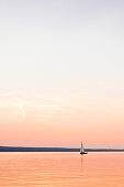 Einsame Jolle am Sonnenuntergang am Ammersee, Bayern, Deutschland, Europa