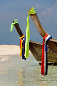 Traditionelle bunte Tücher am Bug der  Langboote, Poda Beach, Andamansee,  Krabi, Thailand