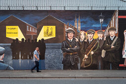 Wandbilder (sog. Murals) an der Mauer zwischen Katholiken und Protestanten, Bürgerkrieg, westliches Belfast, Belfast, Nordirland, Vereinigtes Königreich Großbritannien, UK, Europa