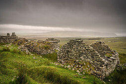 verlassene und zerfallene Steinhäuser in Slievemore (verlassenes Dorf), Achill Insel, Grafschaft Mayo, Irland, Wild Atlantic Way, Europa