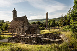 St. Kevin’s Kirche und Rundturm, Klosteranlage Glendalough, Grafschaft Wicklow, Irland, Europa