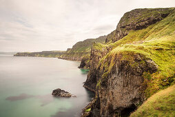 Küstenlandschaft bei  Carrick-a-Rede Hängeseil BRücke, Nordirland, Vereinigtes Königreich Großbritannien, UK, Europa