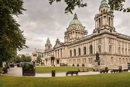 Fotoausstellung vor Stadtverwaltung Rathaus von Belfast, Nordirland, Vereinigtes Königreich Großbritannien, UK, Europa
