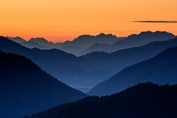 Bergkulisse in der Morgendämmerung mit Berchtesgadener Alpen, von der Gindelalmschneid, Gindelalmschneid, Bayerische Alpen, Oberbayern, Bayern, Deutschland