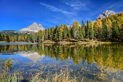 Drei Zinnen spiegeln sich im Lago d'Antorno, Lago d'Antorno, Dolomiten, UNESCO Welterbe Dolomiten, Venetien, Italien