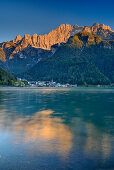 Alleghe und Civetta spiegeln sich in Lago di Alleghe, Lago di Alleghe, Dolomiten, UNESCO Welterbe Dolomiten, Venetien, Italien