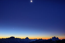 Nachthimmel mit Mond über Sorapiss, Antelao und Monte Pelmo, Lagazuoi, Dolomiten, UNESCO Welterbe Dolomiten, Venetien, Italien