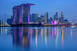 Beleuchtete Skyline von Singapur mit Marina Bay Sands und ArtScience Museum, spiegelt sich in Marina Bay, Singapur