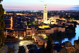 Blick vom Castel San Pietro auf die Altstadt und den Fluss Etsch, Verona, Veneto, Italien