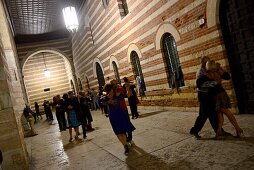 Leute tanzen im Palazzo della Regione am Piazza dei Signori, Verona, Veneto, Italien