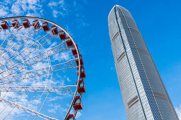 Das Hochhaus Two International Finance Centre mit dem Riesenrad The Hong Kong Observation Wheel, Hongkong, China, Asien