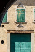 Eine Alte Hausfassade mit Fensterläden in einem kleinen Dorf an der Weinstraße, Margreid, Südtirol, Alto Adige, Italien