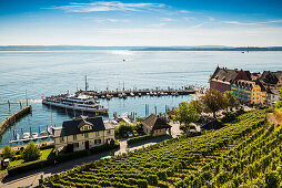 Ausblick auf die Unterstadt mit Hafen und Bodensee, Meersburg, Baden-Württemberg, Deutschland