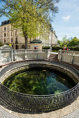 Brunnen der sogenannten Donauquelle und Schloss, Schlosspark, Donaueschingen, Baden-Württemberg, Deutschland