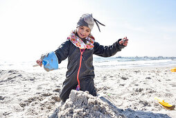 Kinder spielen am Strand im Winter an der Ostsee, Kellenhusen, Schleswig Holstein, Deutschland