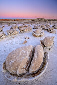 Gebänderte Felseneier aus Sandstein in der Dämmerung, Bisti Badlands, De-Nah-Zin Wilderness Area, New Mexico, USA