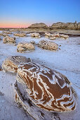 Gebänderte Felseneier aus Sandstein in der Dämmerung, Bisti Badlands, De-Nah-Zin Wilderness Area, New Mexico, USA