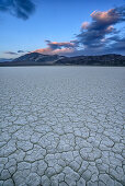 Wolkenstimmung über Tonpfanne, Racetrack Playa, Death Valley Nationalpark, Kalifornien, USA