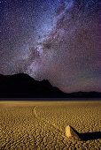 Wandernder Stein in Tonpfanne mit Sternhimmel, Racetrack Playa, Death Valley Nationalpark, Kalifornien, USA