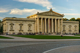 Personen sitzen am Königsplatz vor der Ionischen Glyptothek und geniessen die Abendstimmung, München, Oberbayern, Deutschland