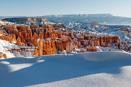 USA, Utah, Bryce Canyon City, Bryce Canyon National Park, sweeping view of the Bryce Amphitheater and Hoodoos from Sunset Point