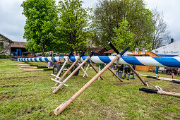 Stangenpaare, Schwaiberl, Scharstangen, Irxnschmalz, Maibaum-Aufstellen, Maibaum, Burschenverein, Tradition, Rituale, Frühling, Egmating, Bayern, Deutschland, Europa