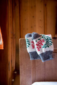 warme Füße, Stricksocken, Schlafzimmer, Winter, Innenaufnahmen, Südtirol, Italien, Alpen, Europa