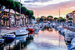 Burlamacco Kanal am Sonnenuntergang im Hafen  Viareggio, Toskana, Italien