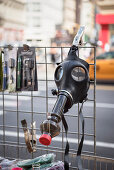 Gasmaske mit Bong, Head Shop auf offener Straße, Manhattan, New York City, Vereinigte Staaten von Amerika, USA, Nordamerika